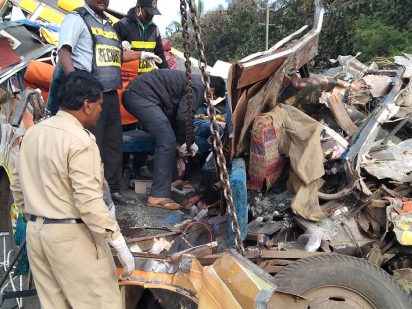 Truck collision in Karnataka; 13 passengers in minibus killed | कर्नाटकमध्ये ट्रकशी टक्कर; मिनीबसमधील १३ प्रवासी ठार