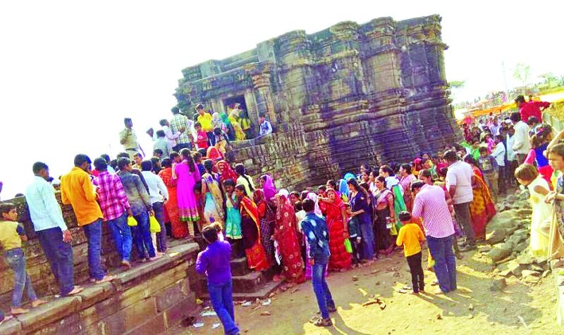 Deulgaavaraja: Mahatakaratri devotees celebrate the festival of Dhritranathai! | देऊळगावराजा : धोत्रानंदईत महाशिवरात्रीनिमित्त भाविकांची मांदियाळी!