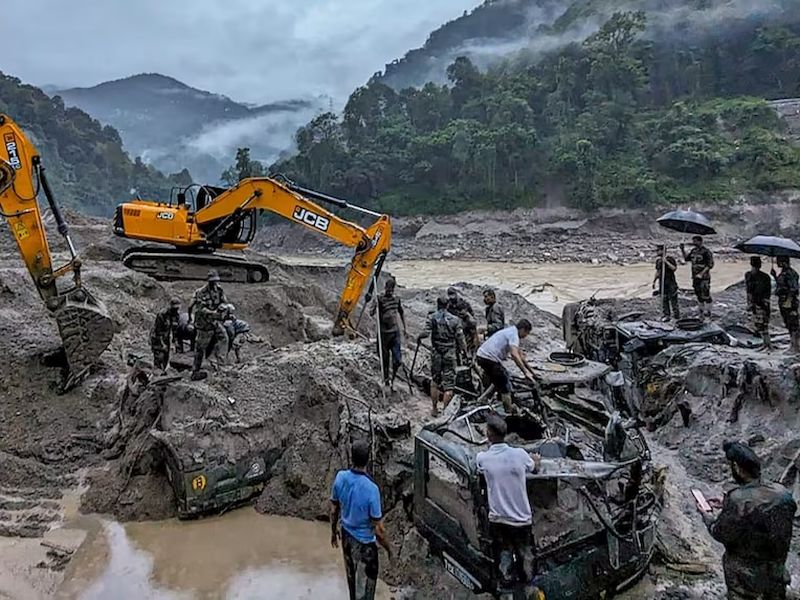 Sikkim Flood: 56 dead and 3 thousand tourists trapped in Sikkim flood; A total of 2413 people were rescued | सिक्कीमच्या पुरात ५६ जणांचा मृत्यू, ३ हजार पर्यटक अडकले; एकूण २४१३ जणांची सुटका