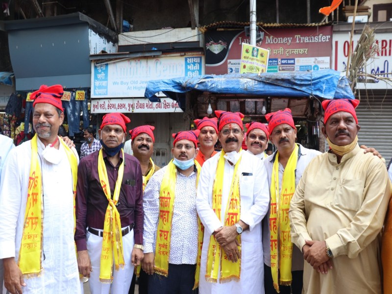 Koli brothers take darshan of Mumbadevi; A symbolic movement of existence and identity | कोळी बांधवांनी घेतले मुंबादेवीचे दर्शन; अस्तित्व अन् अस्मितेचे प्रतिकात्मक केले आंदोलन