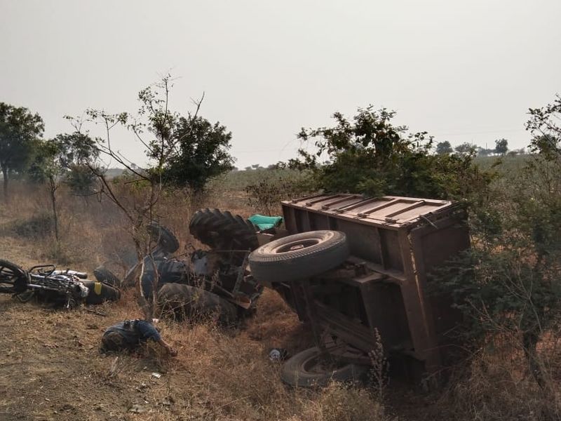 Two-wheeler killed in tractor collision; Accident at Dahiphal-Indrathana fork | ट्रॅक्टरच्या धडकेत दुचाकीस्वार ठार; दहीफळ-इंद्रठाणा फाट्यावर अपघात