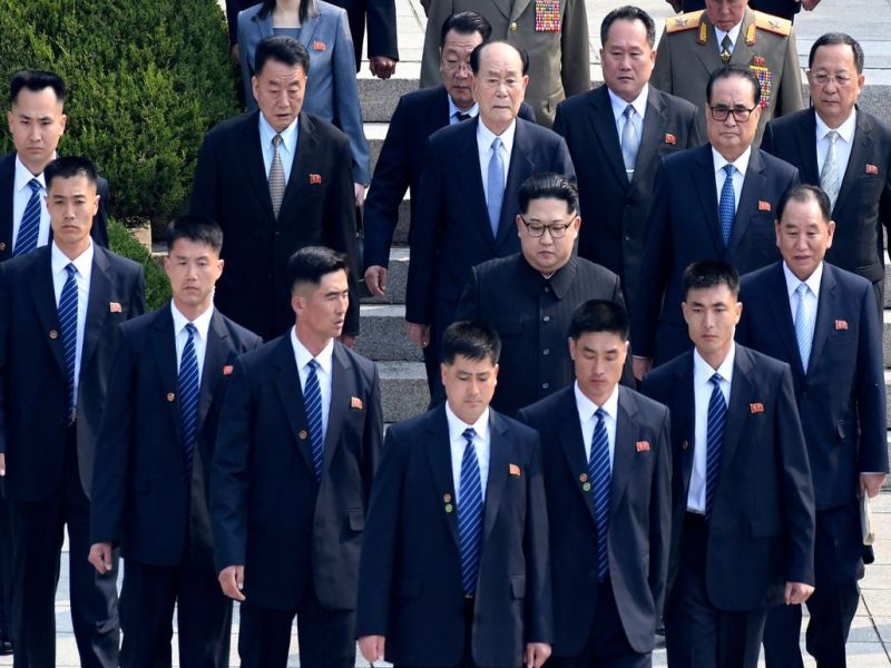 According to South Korean media, North Korean President Kim Jong Un's bodyguard was infected with a corona mac | ...म्हणून किम जोंग उन आहेत गायब; दक्षिण कोरियातील माध्यामांच्या दाव्यानंतर खळबळ