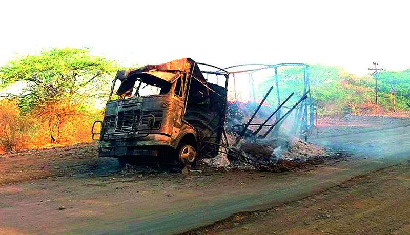 Khamgaon: The truck carrying the lamps burned down! | खामगाव : ढेप घेऊन जाणारा ट्रक जळून खाक! 