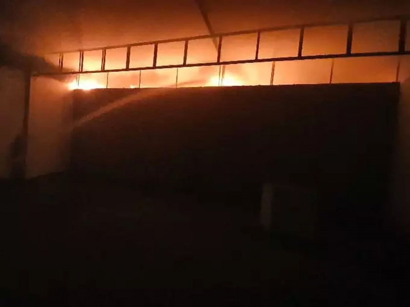 Ghaziabad-based Mask, PPE kits making factory catches fire; 14 injured | गाझियाबादच्या मास्क, PPE किट बनविणाऱ्या कंपनीला भीषण आग; 14 जखमी