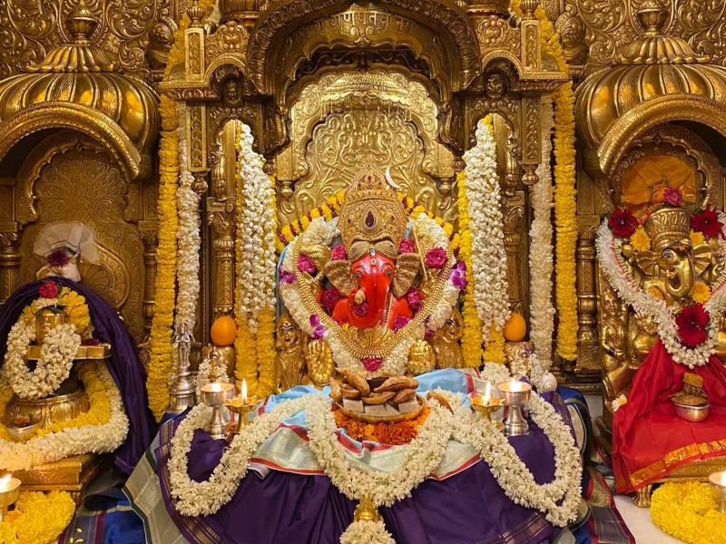 Let's start the new year with the darshan of Sri Siddhivinayak; Independent arrangement of Mukhdarshan queue | नववर्षाची सुरुवात करू श्रीसिद्धिविनायकाच्या दर्शनाने; मुखदर्शनाच्या रांगेची स्वतंत्र व्यवस्था