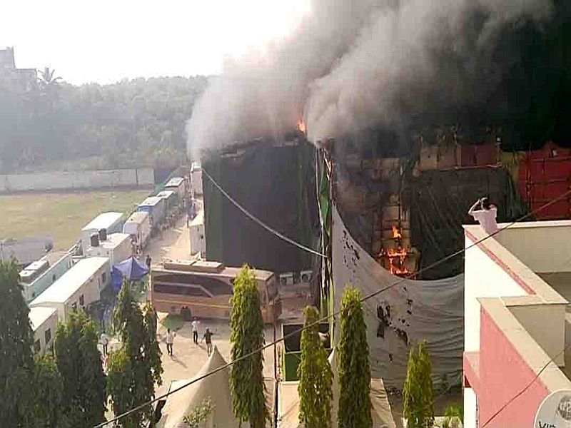 A huge fire at a film studio in Goregaon; Sensation spread throughout the area as smoke billowed | गोरेगावमधील फिल्म स्टुडिओला भीषण आग; ५० ते ६० कलाकारांना सुरक्षितपणे काढले बाहेर