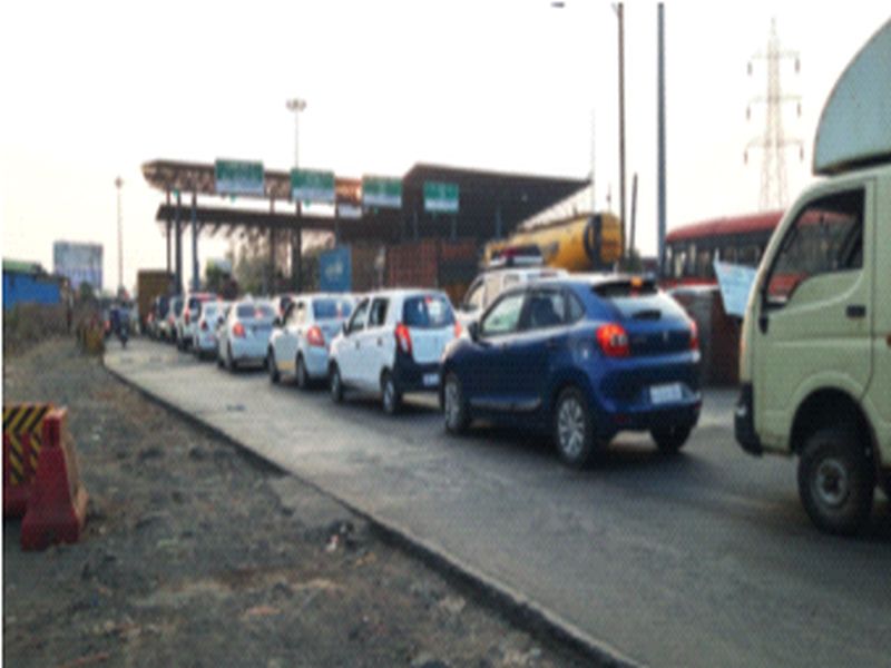 Long queues of vehicles at Padgha toll plaza in Bhiwandi | भिवंडीतील पडघा टोलनाक्यावर वाहनांच्या लांबचलांब रांगा