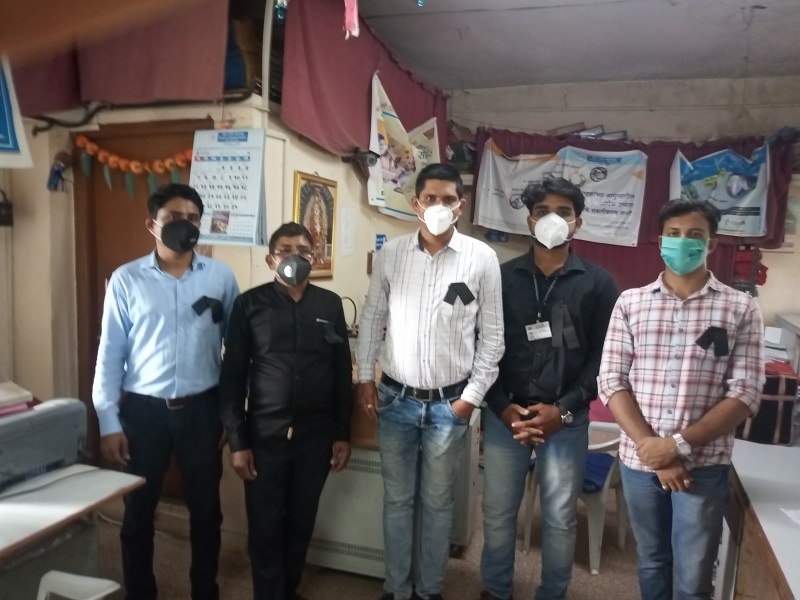 Working with black ribbons of Maharashtra Bank employees | दहिगाव बोलका येथे महाराष्ट्र बँक कर्मचा-यांचे काळ्या फिती लावून कामकाज