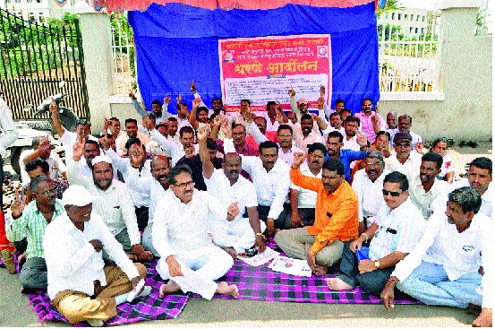 Sangli: Newspaper Vendors for Sangliit Kalyankar Mandal dam | सांगली : सांगलीत ‘कल्याणकारी मंडळा’साठी वृत्तपत्र विक्रेत्यांचे धरणे