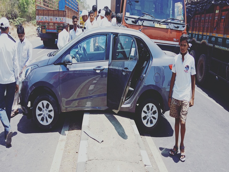 Cars have a car on the junction of city-Pune highway | नगर-पुणे हायवेच्या दुभाजकावर कार झाली आडवी