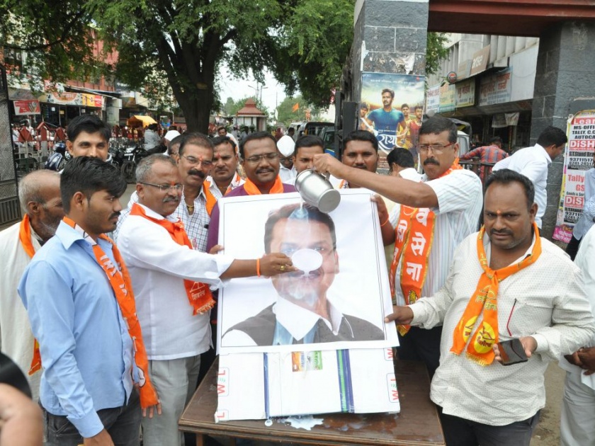  Shiv Sena milk the chief minister | शिवसेनेने पाजले मुख्यमंत्र्यांना दूध