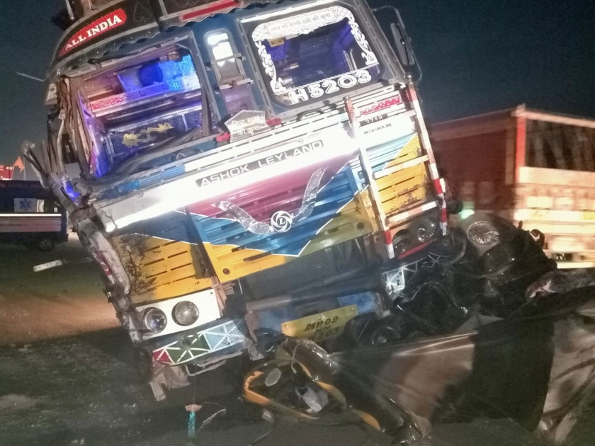 three vehicles crash on highway near dhule four died on the spot and two injured | धुळ्याजवळ महामार्गावर तीन वाहनांचा भीषण अपघात; चार जण जागीच ठार, दोन जखमी