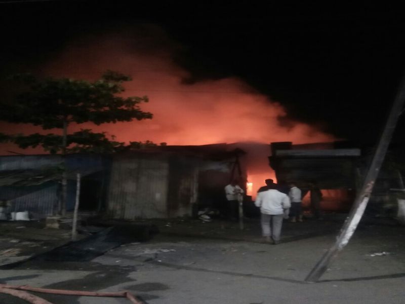 Dhule - Scrap Godown and a house fire on eighty foot road, one lakh damages | धुळे- ऐंशी फुटी रोडवरील भंगार गोडाऊन व घराला आग, एक लाखाचं नुकसान