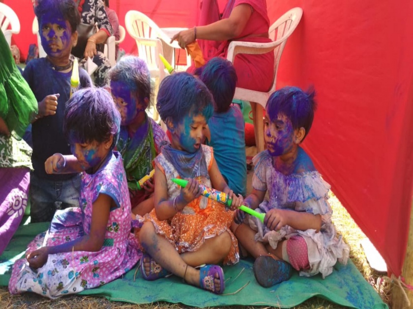 'Special' kids enjoy 'Rangbarse' with Hindi-Marathi song | हिंदी- मराठी गाण्यांच्या तालावर ‘विशेष’ मुलांनी लुटला ‘ रंगबरसे ’ चा आनंद 
