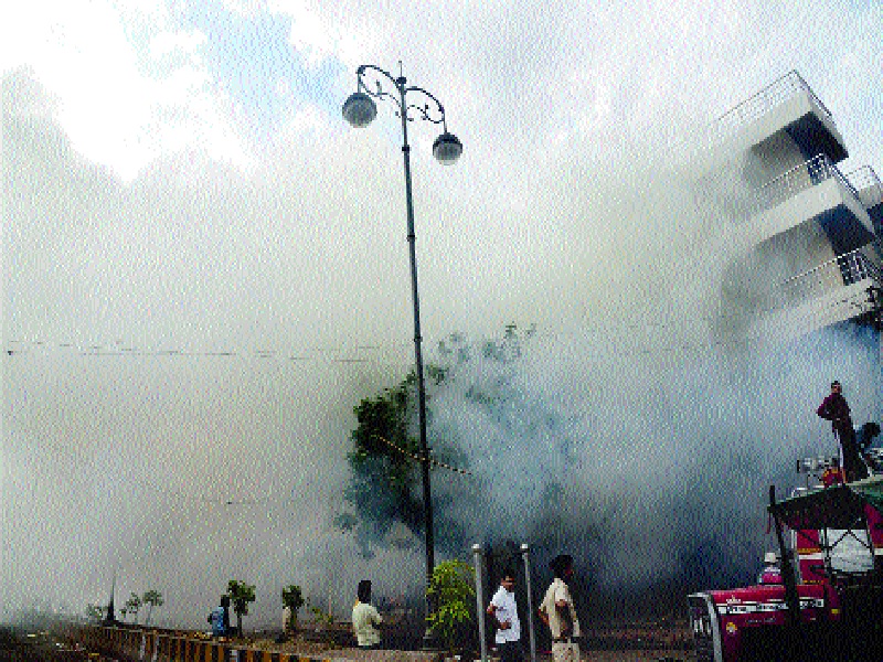 Tense calm in Aurangabad city after the demolition | Aurangabad Violence : धुमश्चक्रीनंतर औरंगाबाद शहरात तणावपूर्ण शांतता