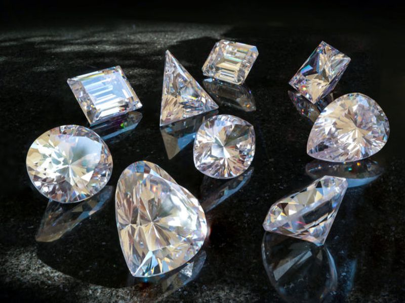 The diamond broker has chosen 30 crores for diamond merchants | हिरे व्यापाऱ्यांना हिरे ब्रोकरने लावला ३० कोटींचा चुना 