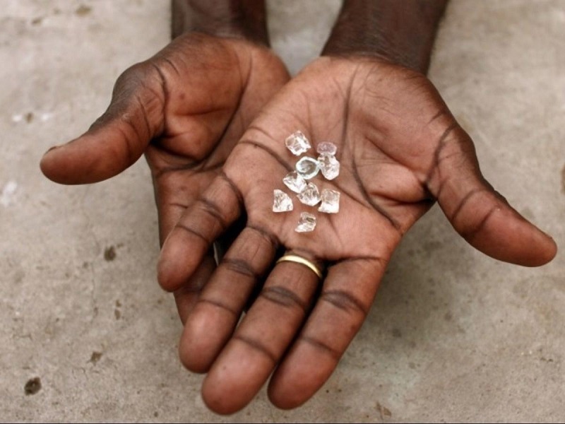 fourr laborers found 7 precious diamonds worth millions in Panna, MP. | मजुरांसाठी सोमवार ठरला 'डायमंड डे'; एकाच दिवशी सापडले 7 मौल्यवान हिरे, किंमत तब्बल...