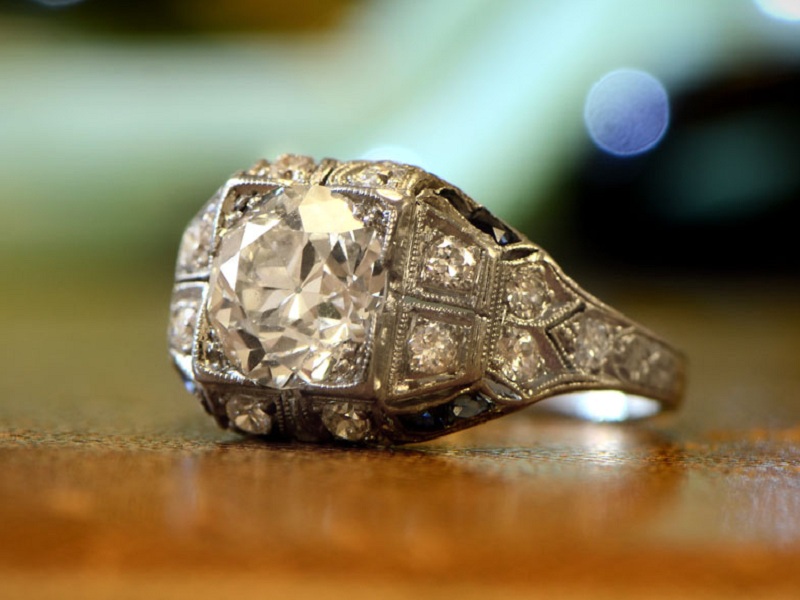 A diamond ring stolen from a builder's house pune latest crime news | Pune Crime : बांधकाम व्यावसायिकाच्या घरातून चोरली हिऱ्याची अंगठी