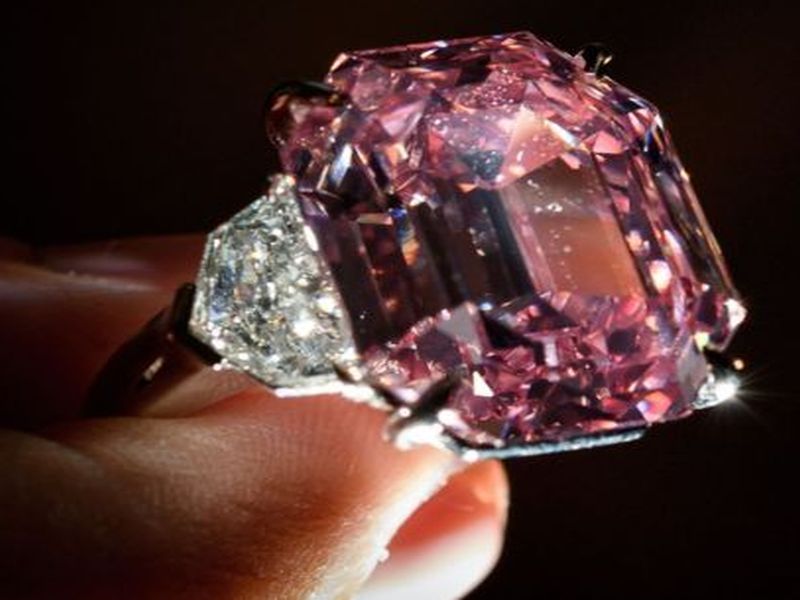 The rare diamond was sold for Rs 363 crore | तब्बल 363 कोटी रुपयांना विकला गेला हा दुर्मीळ हिरा 