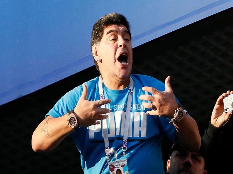 ‘Drunk’ Diego Maradona Sits On Top Of A Car | दिएगो मॅराडोना दारू पिऊन गाडीच्या छतावर बसतात तेव्हा...