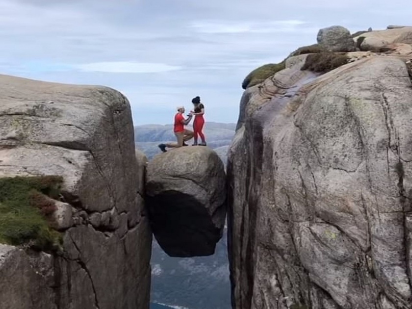 Man proposed girlfriend on 3000 feet hight between two cliffs photo goes viral | जमिनीपासून ३ हजार फूट उंचीवर जाऊन त्याने गर्लफ्रेन्डला केलं प्रपोज आणि.....