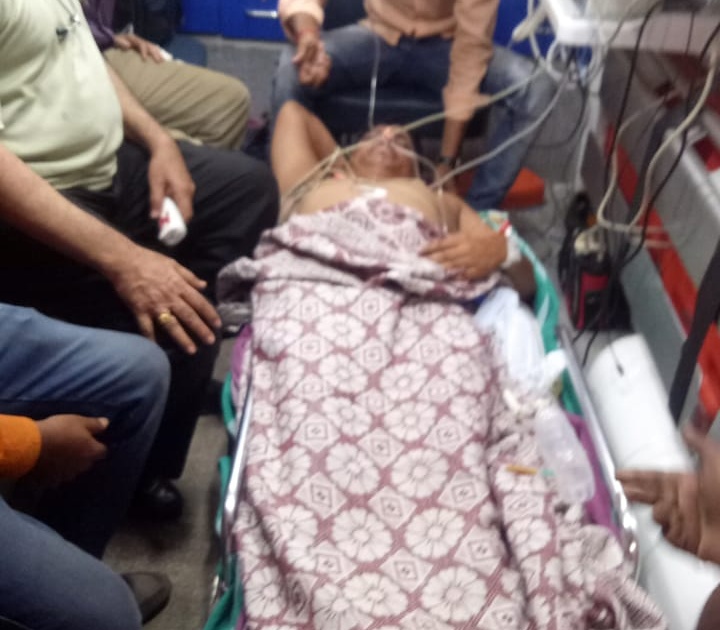 Digambar Agarvan's attempt to suicide in stampede: Phaltan police station | बेमुदत उपोषणास बसलेल्या दिगंबर आगवणेंचा आत्महत्येचा प्रयत्न-फलटण पोलीसवर दगडफेक