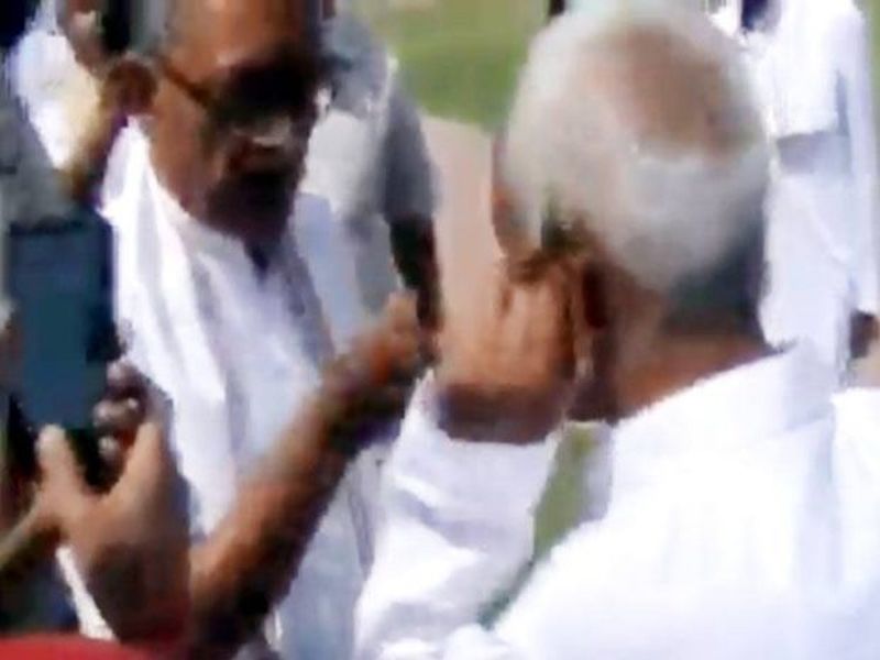 Congress Digvijay Singh threatens to throw old man into river | VIDEO: पुन्हा असली घोषणा दिलीस तर नदीत बुडवेन; दिग्विजय सिंहांनी वृद्धाला झापले