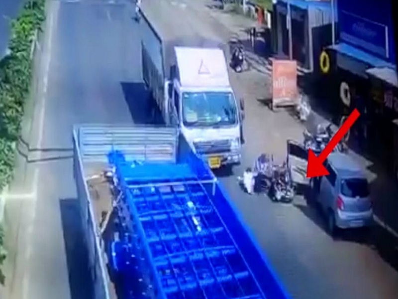 dighi alandi road opened car door accident one death on the spot cctv footage | Video: त्याने कारचा दरवाजा उघडला अन् याने हकनाक जीव गमावला; भीषण CCTV फुटेज