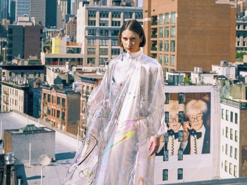 World's first fully digital dress makes a strong case for sustainable fashion | इच्छा असूनही 'या' ड्रेसला तुम्ही करू शकणार नाही स्पर्श, ७ लाख रूपये आहे किंमत.....