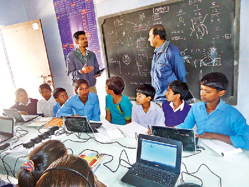 The students of the school started with Modi script | मोडी लिपीने सुरु झालेल्या शाळेचे विद्यार्थी गिरवणार संगणकावर धडे