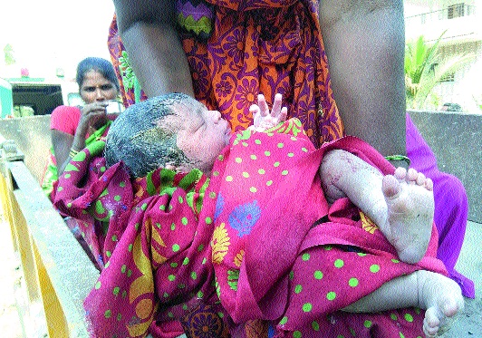  Tractor-trolley maternity of laborer woman: Baby at Rethradhar, Babulantin Sukhumh | मजूर महिलेची ट्रॅक्टर-ट्रॉलीत प्रसूती : रेठरेधरण येथील बाळ, बाळंतीण सुखरूप