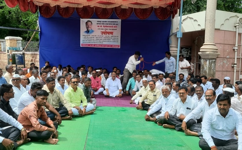 Former MLA Dilip Mane's hunger strike in front of Solapur Municipal Corporation; Find out why | माजी आमदार दिलीप माने यांचे सोलापूर महानगरपालिकेसमोर उपोषण; जाणून घ्या कारण