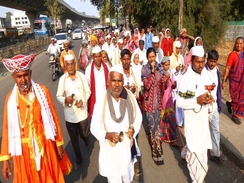 Thousands of pilgrims leave for Trimbakarni on the eve of Kumbhnagari, Tall-Mudanga, in the vicinity of VitthalNa. | विठ्ठलनामाच्या जयघोषाने दुमदुमली कुंभनगरी,टाळ-मृदंगाचा गजरात हजारो भाविक त्र्यंबकेश्वरकडे रवाना