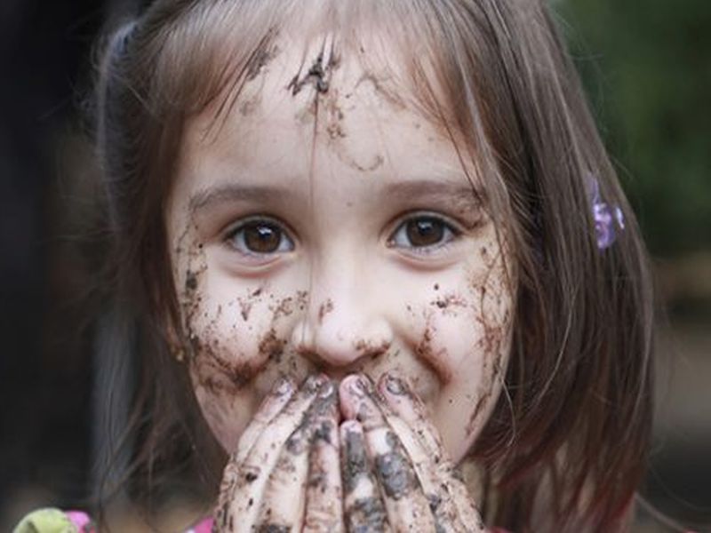 Why do children eat dirt and chalk and how to treat it | 'या' कारणाने लहान मुलं खातात माती आणि खडू!