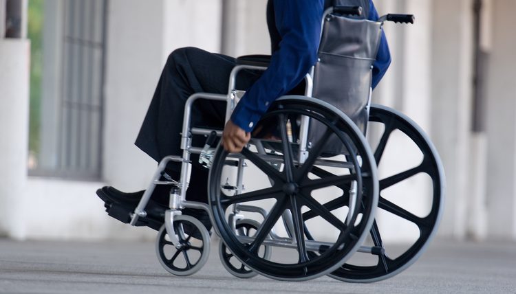 Disable person will go fot voting by theiar 'Three wheeler' | एक दिव्यांग दुसऱ्या दिव्यांगाला आपल्या 'थ्री व्हीलर'ने मतदानासाठी नेणार!