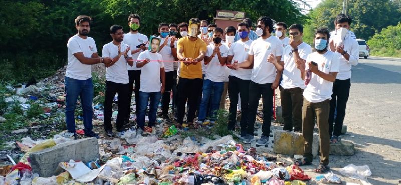 Nagpur City Garbage City: Inauguration of 75 garbage dumps in the city under the guise of Mayor and Commissioner | Nagpur Garbage Issue : महापौर व आयुक्तांचा मुखवटा घालून चक्क ७५ कचरा ढिगार्‍यांचे उद्धाटन