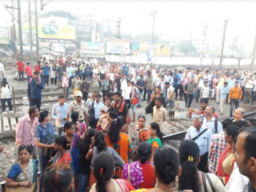 Central railway Commuters protest at diva station train arrives late | Mumbai Train Update : मध्य रेल्वेची वाहतूक विस्कळीत, दिवा रेल्वे स्थानकात महिला प्रवाशांचा रेल रोको