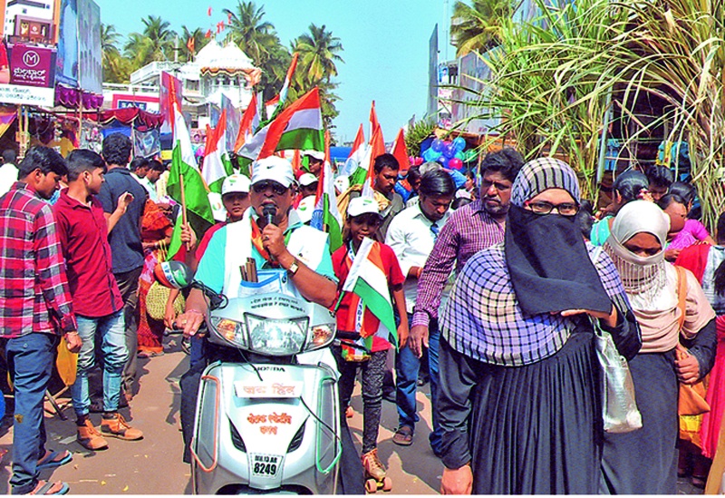 Solapur patriots are delivering a message of unity through the tricolor | सोलापूरचा राष्ट्रभक्त तिरंग्याद्वारे देतोय एकजुटीचा संदेश