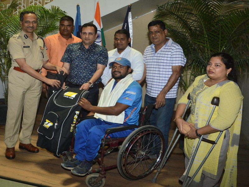 Pune citizens help to divyang cricketers | दिव्यांग क्रिकेटपटूला पुणेकरांकडून मदतीचा हात 