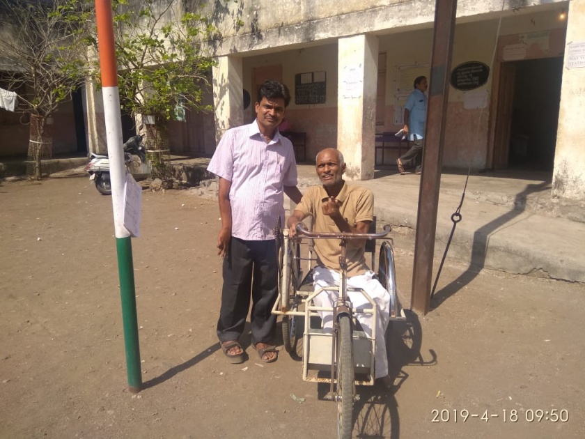Do vote for sake of Indian democracy - appeal of disable persons | भारतीय लोकशाही लुळी, पांगळी करू नका;  दिव्यांग मतदारांचे आवाहन 