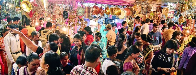 Nagpur's turnover of multi-billionaires on the occasion of Dhanteras: Many shops 'Housefull' | नागपुरात धनत्रयोदशीच्या मुहूर्तावर कोट्यवधींची उलाढाल : अनेक दुकाने ‘हाऊसफुल्ल’
