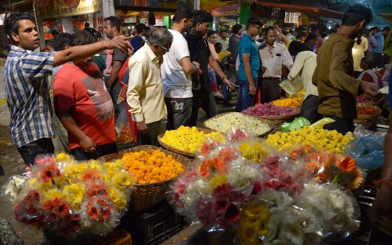 Crowd in shopping market for Diwali in Nagpur | नागपुरात दिवाळी खरेदीसाठी बाजारपेठात झुंबड