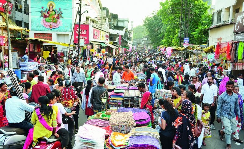 It's Diwali ... a crowd of consumers in the market for shopping | आली दिवाळी ... खरेदीसाठी नागपुरातील बाजारात ग्राहकांची गर्दी