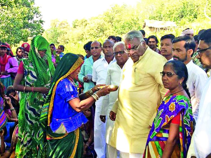 Bhauvees celebrated with tribal women | आदिवासी महिलांसोबत साजरी केली भाऊबीज 