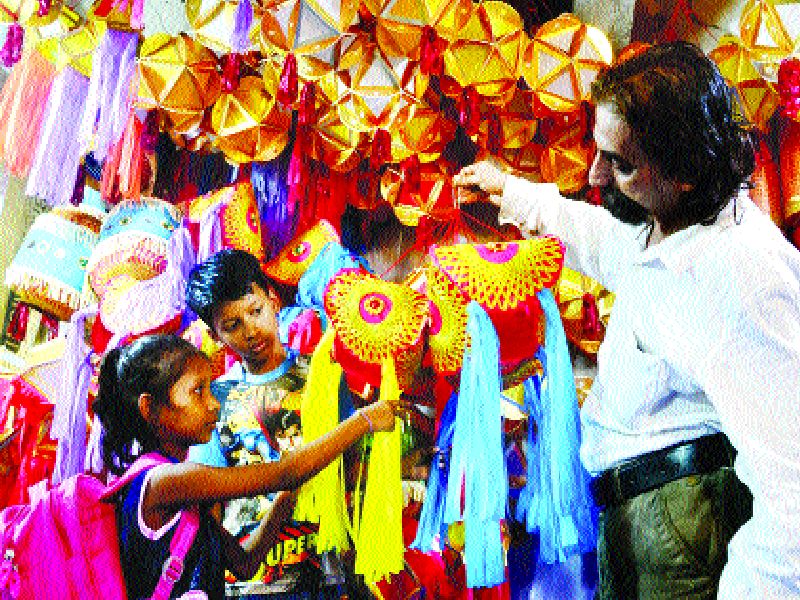 Market buys for Diwali shopping | दिवाळीच्या खरेदीसाठी बाजारपेठ गजबजली
