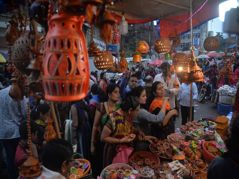 Consumers great for Diwali shopping | दिवाळीच्या खरेदीसाठी ग्राहकांचा महापूर