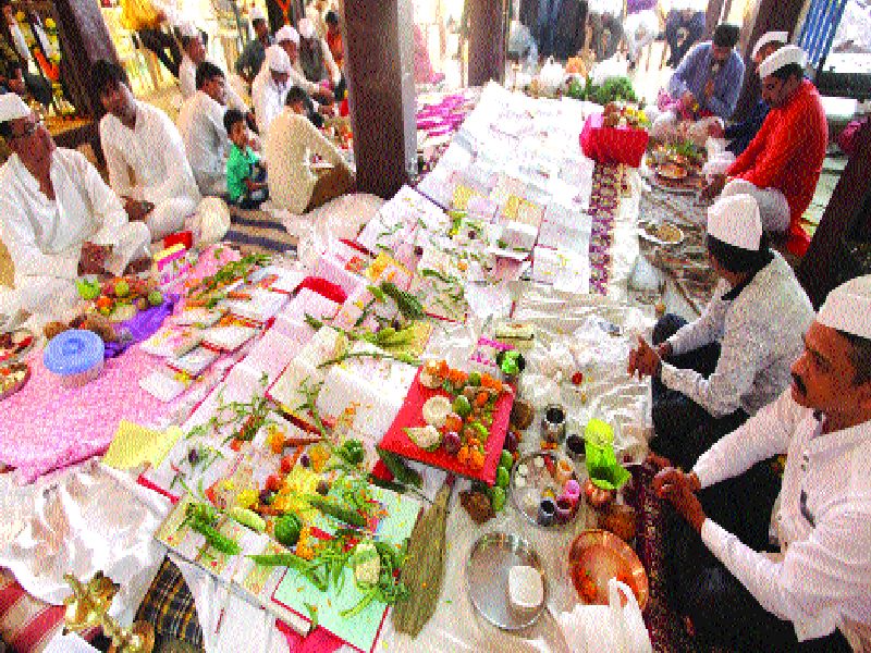  Diphotsav celebrations, expenditure on purchase, turnover of lakhs for Laxmi Pujan | दीपोत्सव जल्लोषात, खरेदीला उधाण, लक्ष्मीपूजनानिमित्त कोटींची उलाढाल