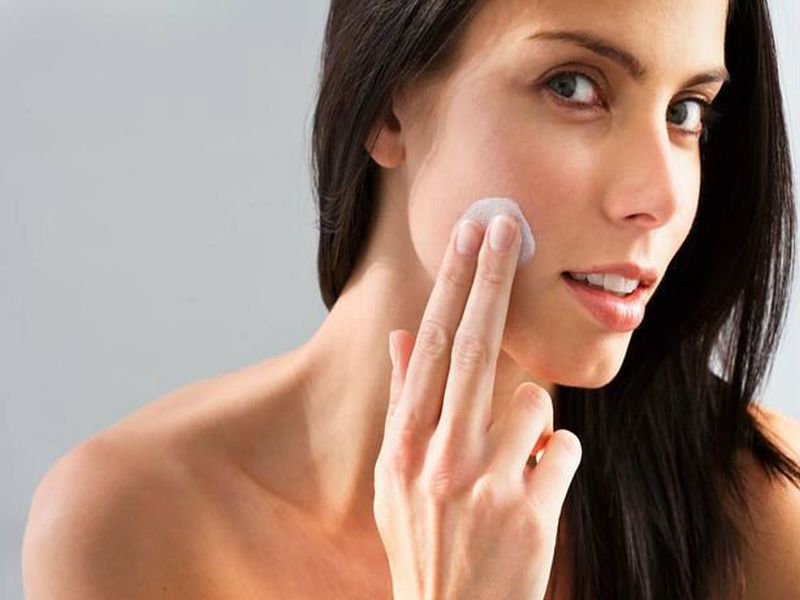 Skin care tips on Diwali : Save your skin from harmful pollution | दिवाळीत विषारी धुरापासून त्वचेची अशी घ्या काळजी!