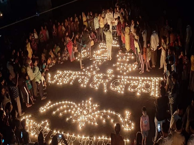 Citizens celebrate Diwali in Pune | पुण्यात निषेधाच्या पणत्या पेटवत नागरिकांनी केली दिवाळी साजरी