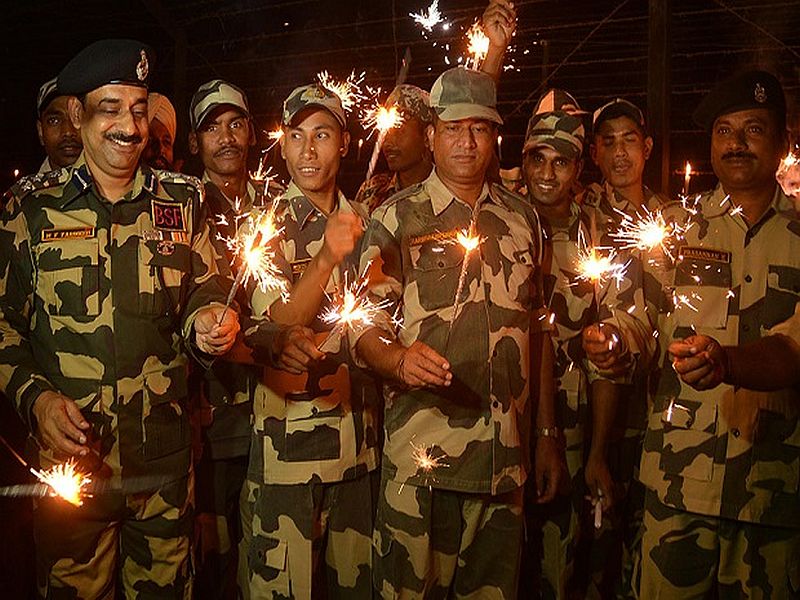 Diwali sweets Sent to army man 2500 stranded containers | जवानांसाठी पाठविले २५०० फराळांचे डबे